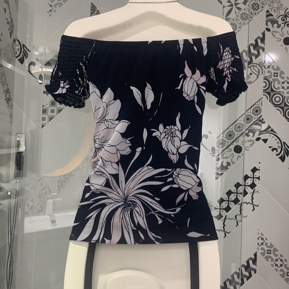 Like NEW🌺Made in🇨🇦FL Off Shoulders Shirred Top - Picture 13 of 17
